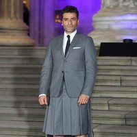 Oscar Isaac memilih gaya parlente dengan sentuhan unik saat hadir di premier ‘Moon Knight’ pada 17 Maret 2022 di London, Inggris. Sang aktor memadukan setelan jas dengan rok lipit, serta sepatu boots hitam. Foto: Mike Marsland/WireImage/Mike Marsland