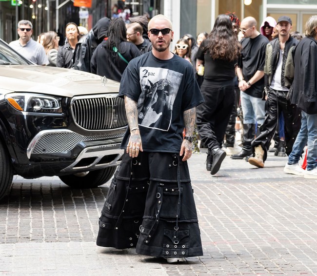 Penyanyi dan rapper asal Kolombia, J Balvin, tampil unik dengan T-shirt grafis dan rok maksi hitam di fashion show Balenciaga Spring 2023, New York City, AS. Foto: GC Images/Gilbert Carrasquillo