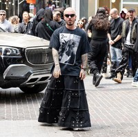 Penyanyi dan rapper asal Kolombia, J Balvin, tampil unik dengan T-shirt grafis dan rok maksi hitam di fashion show Balenciaga Spring 2023, New York City, AS. Foto: GC Images/Gilbert Carrasquillo