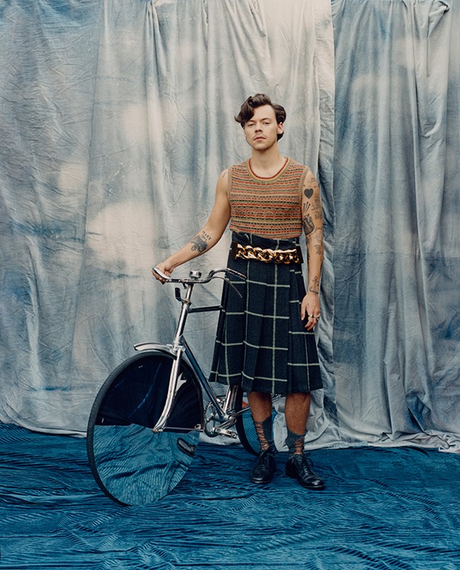 Tampil di majalah Vogue US edisi Desember 2021, Harry Styles mencuri perhatian dengan gaya nyentrik. Ia mengenakan beberapa busana wanita, salah satunya rok high-waist bermotif plaid khas Skotlandia. Foto: Dok. Vogue US