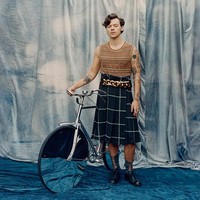 Tampil di majalah Vogue US edisi Desember 2021, Harry Styles mencuri perhatian dengan gaya nyentrik. Ia mengenakan beberapa busana wanita, salah satunya rok high-waist bermotif plaid khas Skotlandia. Foto: Dok. Vogue US
