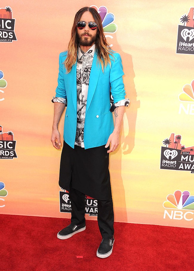 Jared Leto tampil dengan blazer warna teal, rok hitam dan celana panjang saat jadi bintang tamu iHeartRadio Music Awards di Los Angeles, California. Foto: WireImage/Steve Granitz