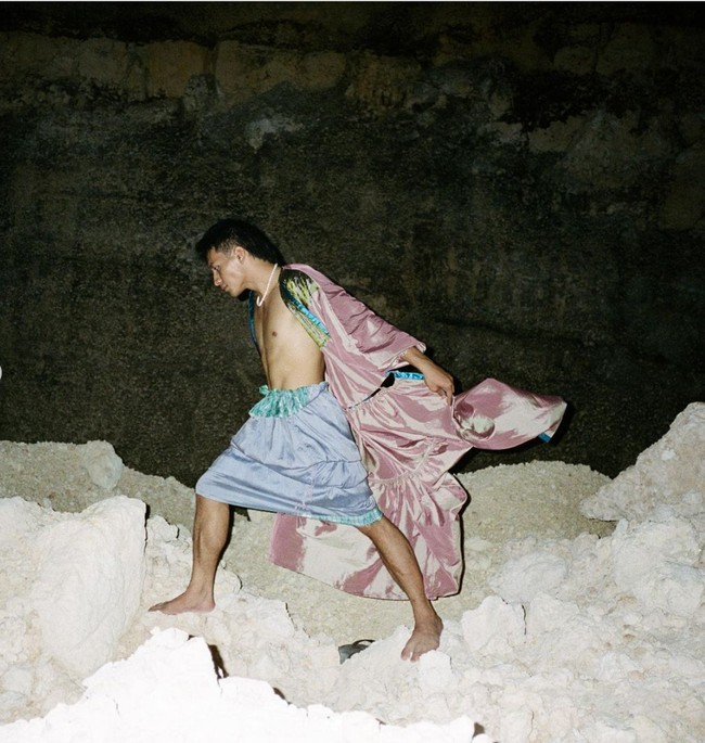 Jefri Nichol sempat menghebohkan publik ketika terlihat berfoto mengenakan outer dress panjang berbahan satin yang didominasi warna pink. Outer tersebut tampak dipadukan dengan rok biru muda.  Foto: Instagram/@jefrinichol