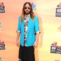 Jared Leto tampil dengan blazer warna teal, rok hitam dan celana panjang saat jadi bintang tamu iHeartRadio Music Awards di Los Angeles, California. Foto: WireImage/Steve Granitz