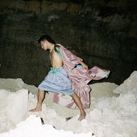 Jefri Nichol sempat menghebohkan publik ketika terlihat berfoto mengenakan outer dress panjang berbahan satin yang didominasi warna pink. Outer tersebut tampak dipadukan dengan rok biru muda.  Foto: Instagram/@jefrinichol