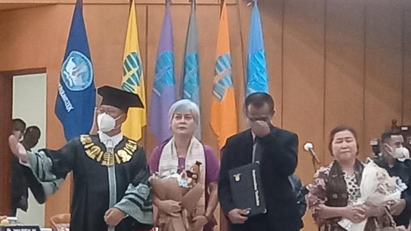 Potret Ayah Ambil Ijazah Kelulusan Brigadir J, Bikin Haru