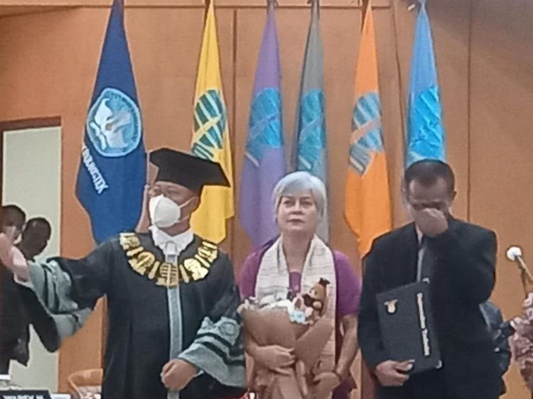 Potret Ayah Ambil Ijazah Kelulusan Brigadir J, Bikin Haru