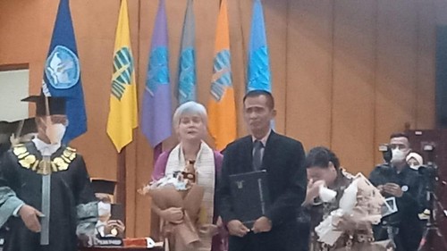 Ayah Brigadir J,  Samuel Hutabarat, wakili anaknya wisuda di UT