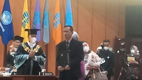 Ayah Brigadir J,  Samuel Hutabarat, wakili anaknya wisuda di UT