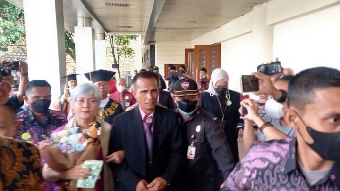 Ayah Brigadir J,  Samuel Hutabarat, wakili anaknya wisuda di UT