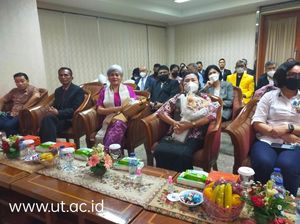 Momen Wisuda Sarjana Brigadir Yosua di UT Tangsel Diwakili Ayahnya