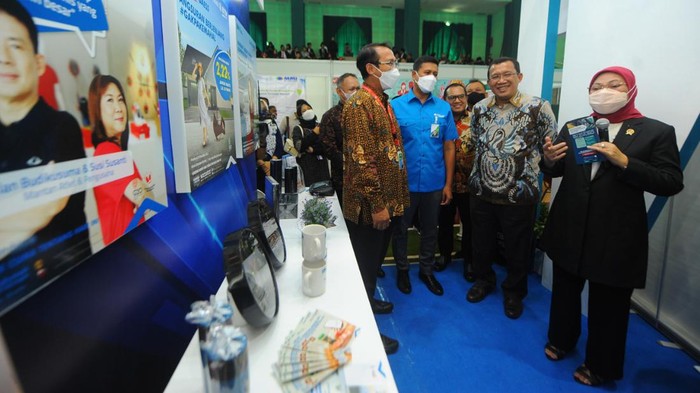 Bahagianya Saat Para Pekerja Terima Kunci Rumah Menaker Ida Fauziyah secara símbolis memberikan Manfaat Layanan Tambahan (MLT) berupa KPR dan Pinjaman Renovasi Perumahan kepada peserta BP Jamsostek melalui Bank BTN.