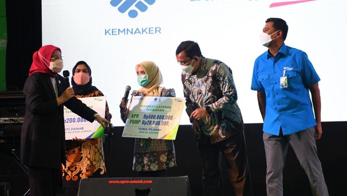 Menaker Ida Fauziyah secara símbolis memberikan Manfaat Layanan Tambahan (MLT) berupa KPR dan Pinjaman Renovasi Perumahan kepada peserta BP Jamsostek melalui Bank BTN.