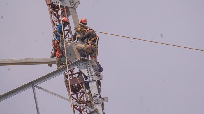 PT PLN (Persero) tengah menyelesaikan pembangunan jaringan tol listrik di Sumatera. Hal itu dilakukan untuk menopang perekonomian di wilayah tersebut.