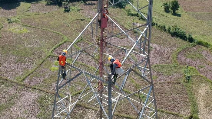 PT PLN (Persero) tengah menyelesaikan pembangunan jaringan tol listrik di Sumatera. Hal itu dilakukan untuk menopang perekonomian di wilayah tersebut.