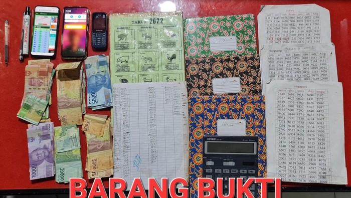 Barang bukti judi togel di Pinrang yang diamankan polisi.