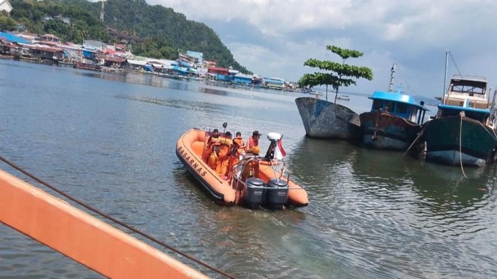 Basarnas Jayapura turun melakukan pencarian korban kapal terbalik di Laut Demta, Jayapura.