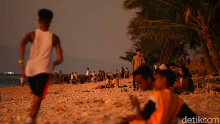 Berburu Momen Senja di Pantai Pasir Panjang Kupang Pantai Pasir Panjang di Kupang, NTT, menawarkan hamparan pasir putih yang indah. Selain itu, pantai ini juga cocok untuk menyaksikan matahari terbenam.