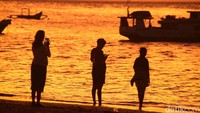 Pantai Pasir Panjang menawarkan pemandangan indah, khususnya menjelang matahari terbenam.