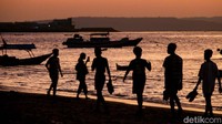 Selain untuk memburu momen senja, warga kerap bermain di sepanjang pantai.
