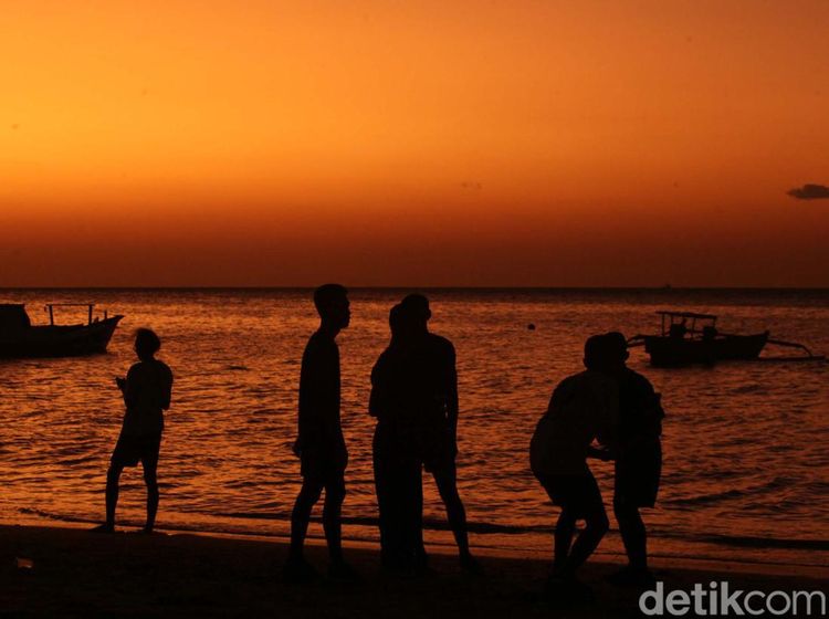 Merekam Indahnya Sunset di Pasir Panjang Kupang, NTT