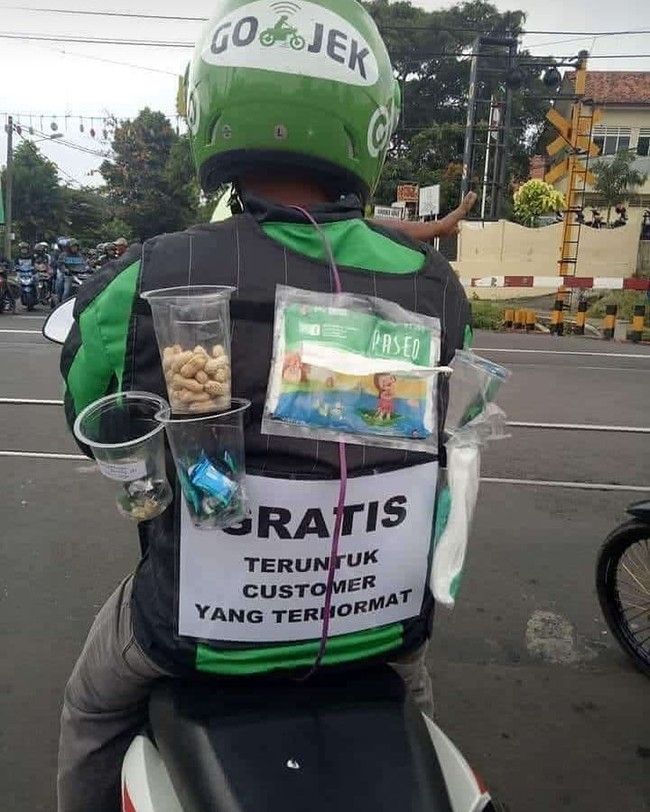 Bikin Adem! Ini 5 Kisah Menyentuh Kebaikan Sopir Ojol pada Pelanggan