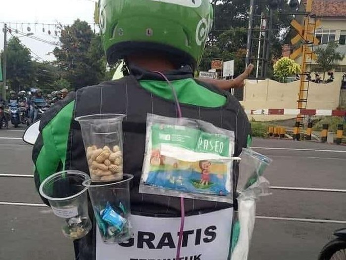 Bikin Adem! Ini 5 Kisah Menyentuh Kebaikan Sopir Ojol pada Pelanggan