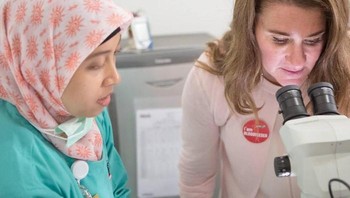 Melinda Gates, mantan istri Bill Gates, juga pernah berkunjung ke Yogya dan mengunjungi pusat riset nyamuk itu pada tahun 2017. Ia saat itu juga meninjau program KB di Indonesia. Foto: Blog Bill Gates