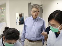 Detik-detik Bill Gates Digigit Hewan Berbahaya di Yogyakarta