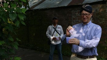 Bill Gates juga berkesempatan melepas nyamuk super ini dalam kunjungannya tahun 2014 silam. Bill Gates tampak memakai blangkon. Foto: Blog Bill Gates