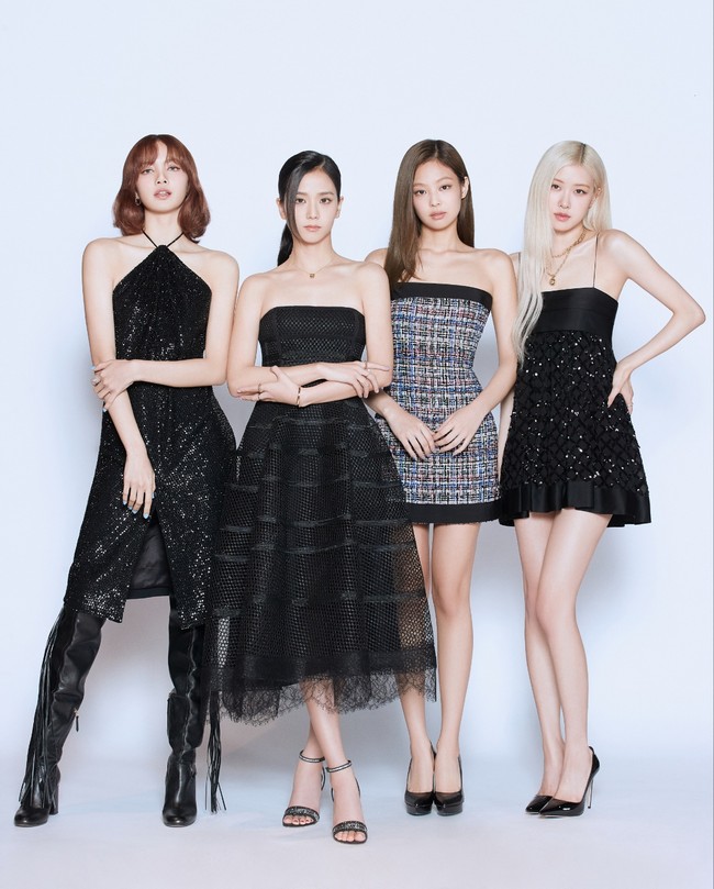 BLACKPINK mengadakan press conference sehari sebelum perilisan lagu Pink Venom pada Kamis (18/8/2022). Para personel kompak memakai baju serba hitam, namun Jennie berani tampil beda. Foto: dok. Twitter @Jeff__Benjamin