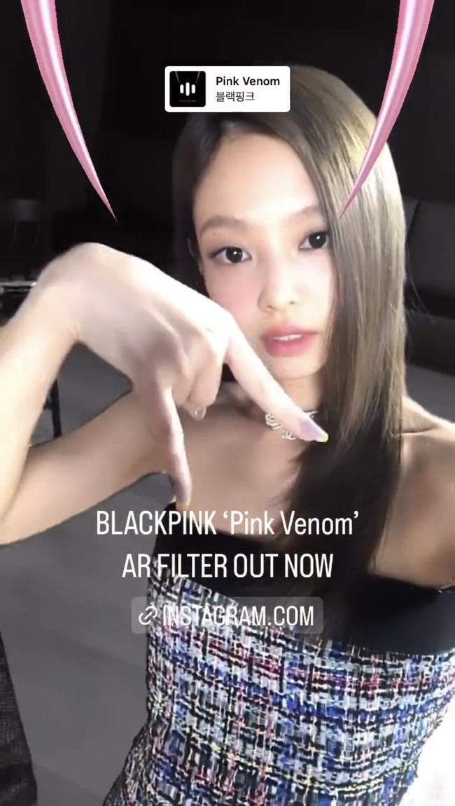 Global ambassador Chanel itu memakai mini dress dari koleksi Cruise 22/23 berbahan tweed. Jennie BLACKPINK memadukan mini dress bernuansa biru itu dengan heels hitam Saint Laurent yang masih senada dengan outline dress-nya. Tanpa aksesori, penampilannya terlihat simpel dan elegan. Foto: dok. Instagram @jennierubyjane