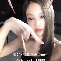 Global ambassador Chanel itu memakai mini dress dari koleksi Cruise 22/23 berbahan tweed. Jennie BLACKPINK memadukan mini dress bernuansa biru itu dengan heels hitam Saint Laurent yang masih senada dengan outline dress-nya. Tanpa aksesori, penampilannya terlihat simpel dan elegan. Foto: dok. Instagram @jennierubyjane