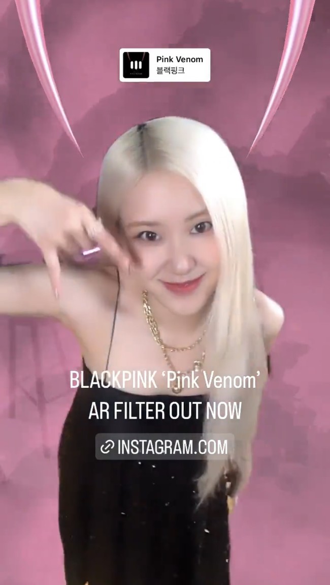 Penampilannya Rose dilengkapi dengan heels hitam setinggi 11 cm dari Gianvito Rossi. Selaku global ambassador, dia juga memakai koleksi perhiasan Tiffany & Co. Foto: dok. Instagram @jennierubyjane