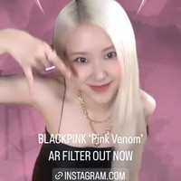 Penampilannya Rose dilengkapi dengan heels hitam setinggi 11 cm dari Gianvito Rossi. Selaku global ambassador, dia juga memakai koleksi perhiasan Tiffany & Co. Foto: dok. Instagram @jennierubyjane