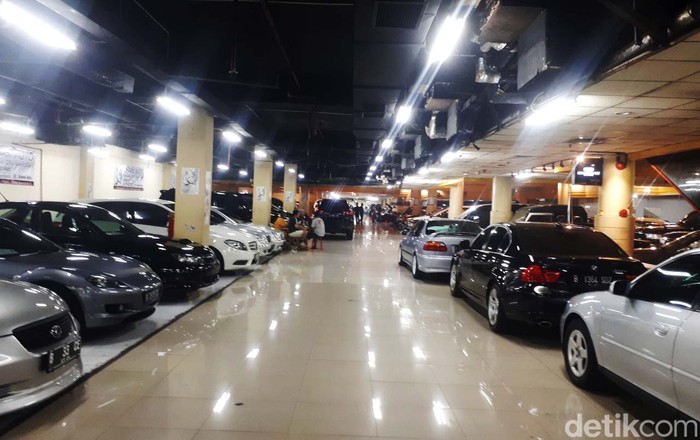Mal Blok M yang sepi sempat menjadi perbincangan. Namun, siapa sangka di mal ini ada area bursa mobil bekas yang masih sering kedatangan pengunjung.
