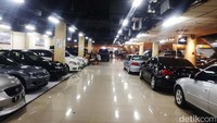 Tidak hanya bursa, di area basement ini juga ada gerai-gerai spare part dan aksesoris, serta bengkel mobil.