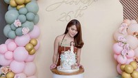 Kalau ini momen ketika Chen Giovani merayakan ulang tahun ke 26 tahun. Chen Giovani tampak cantik dengan gaun cokelatnya itu. Foto: Instagram @chengiovanis