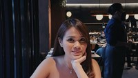 Chen Giovani juga hobi nih ke restoran atau kafe. Momen ini diambil sebelum makanan yang dipesan datang. Kira-kira Chen makan sama siapa ya? Foto: Instagram @chengiovanis