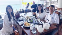  Chen Giovani juga dekat dengan keluarganya. Momen ini diambil ketika Chen dan kedua orang tuanya pergi makan di restoran dengan pemandangan istimewa.  Foto: Instagram @chengiovanis