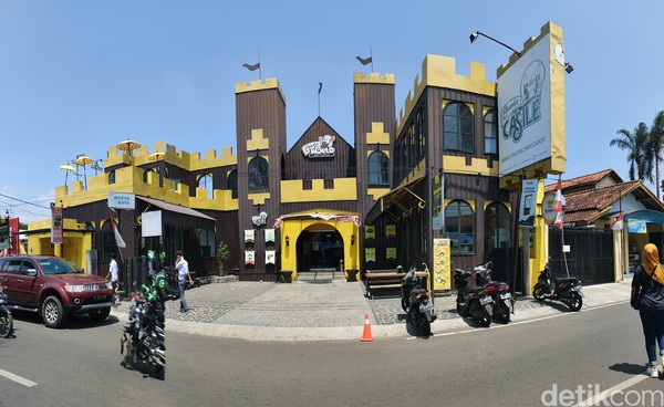 Chocodot The Castle, toko cokelat dengan produk andalan cokelat isi dodol. Galeri Chocodot memang nyaman untuk berbelanja, selain Chocodot juga tersedia produk IKM lain khas kota Garut. Chocodot The Castle, toko cokelat dengan produk andalan cokelat isi dodol. Galeri Chocodot memang nyaman untuk berbelanja, selain Chocodot juga tersedia produk IKM lain khas kota Garut.Â