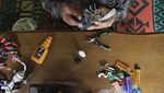 Cuan Nih, Pria di Bogor Sulap Bahan Bekas Jadi Mainan Robot Hewan