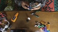 Perlu ketelatenan dan kesabaran membuat karya ini dengan detil dan teliti.