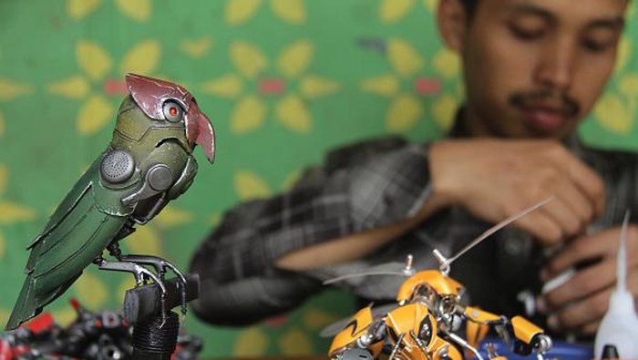 BOGOR, INDONESIA - AUGUST 22: Craftsman Yusuf (30) makes robot toys from scrap materials collected near his home in the Puncak area, Bogor Province, West Java, Indonesia on August 22, 2022. The robot toys are in the form of animals such as insects, crabs, and birds then sold at a price of starts from IDR 100.000 (7 dollars). (Photo by Dedy Istanto/Anadolu Agency via Getty Images)