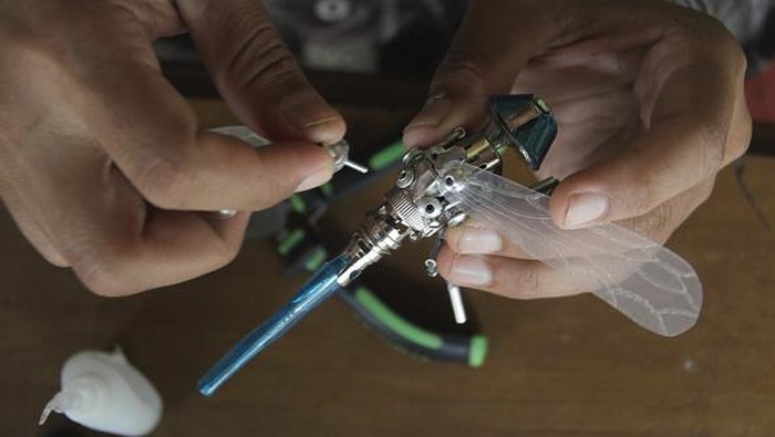 BOGOR, INDONESIA - AUGUST 22: Craftsman Yusuf (30) makes robot toys from scrap materials collected near his home in the Puncak area, Bogor Province, West Java, Indonesia on August 22, 2022. The robot toys are in the form of animals such as insects, crabs, and birds then sold at a price of starts from IDR 100.000 (7 dollars). (Photo by Dedy Istanto/Anadolu Agency via Getty Images)