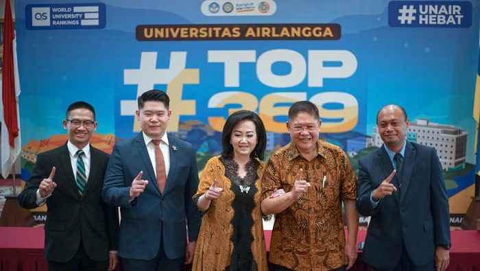 (ki-ka) Dr. Mitchell Hans, Dr. Michael Hans, Dr. Inge  Soesanto, dan Dr. Tandyo Hasan, sekeluarga yang meraih gelar doktor dari FH Unair