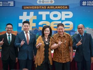 Pentingnya Kuliah S3, Ini Pesan Keluarga Peraih Gelar Doktor Pertama