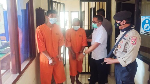 Dua tersangka pencuri ternak warga, I Made Suartika (39) dan I Putu Yoga Pratama (20), digiring petugas Polsek Mendoyo, Jembrana, Bali, Selasa (23/8/2022).