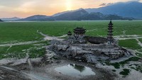 Pemandangan udara dari situs bersejarah Pulau Luoxingdun yang berdiri di dasar Danau Poyang, Jiujiang, Jiangxi, China, Senin (22/8/2022).  