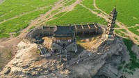 Pulau ini memiliki satu gapura, sebuah kuil Buddha, menara pandang, dan pagoda kuno.  